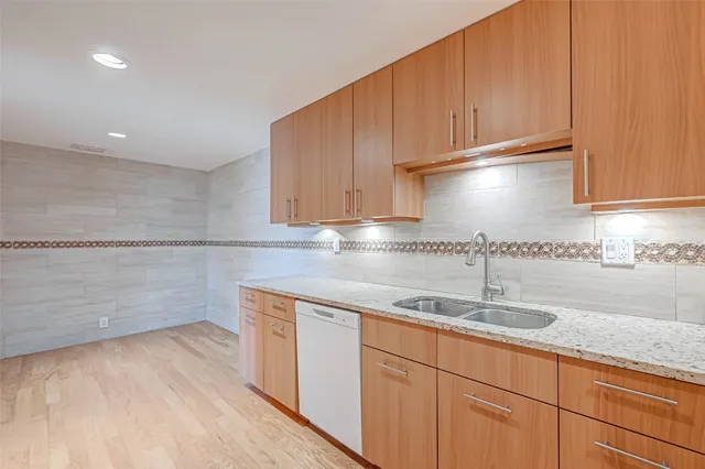 $500,000 | 2001 Holcombe Boulevard, Unit 401, Houston, TX 77030