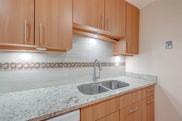 $500,000 | 2001 Holcombe Boulevard, Unit 401, Houston, TX 77030