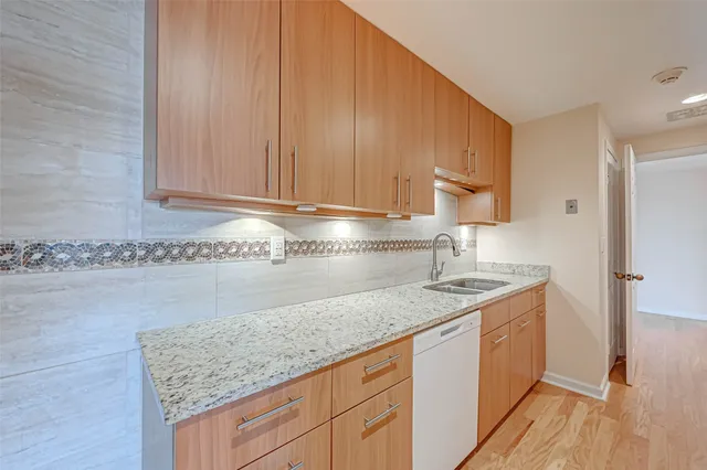 $500,000 | 2001 Holcombe Boulevard, Unit 401, Houston, TX 77030