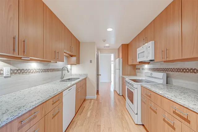 $500,000 | 2001 Holcombe Boulevard, Unit 401, Houston, TX 77030