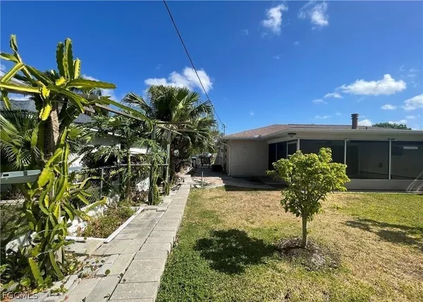 $1,799 | 922 Southeast 26th Terrace, Cape Coral, FL 33904