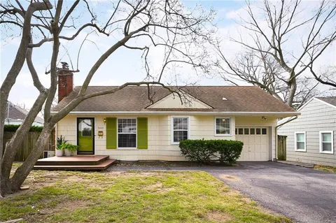 $299,000 | 5005 Sycamore Drive, Roeland Park, KS 66205