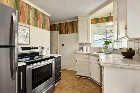 $299,000 | 5005 Sycamore Drive, Roeland Park, KS 66205