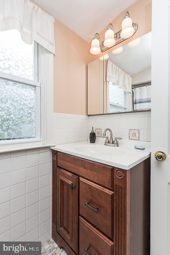452 Colfax Road Havertown, PA 19083 - Photo 32 of 41 Full Hall Bath