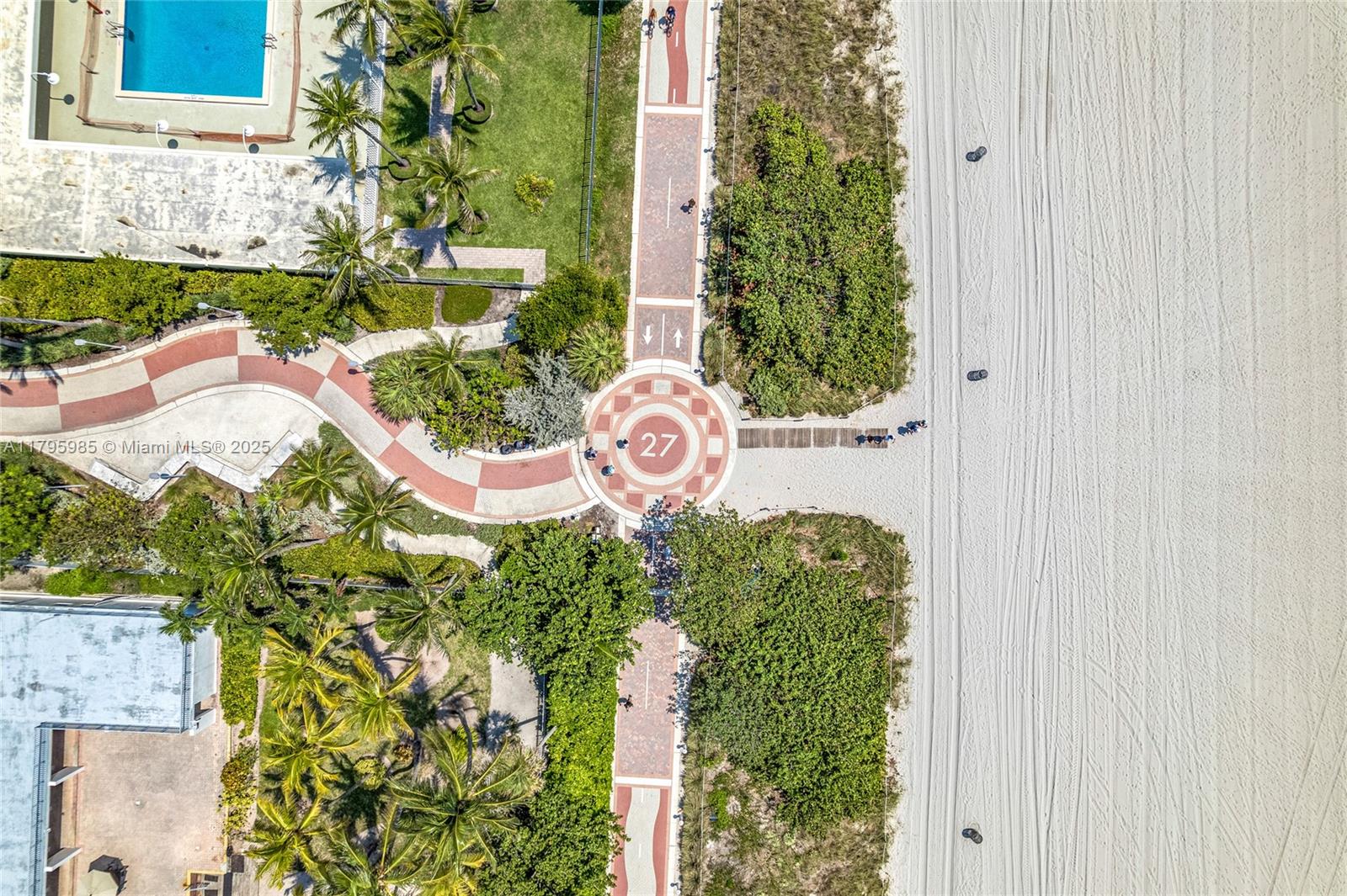 2899 Collins Avenue, Unit 1218 Miami Beach, FL 33140 - Photo 38 of 41 a view of a bird bath