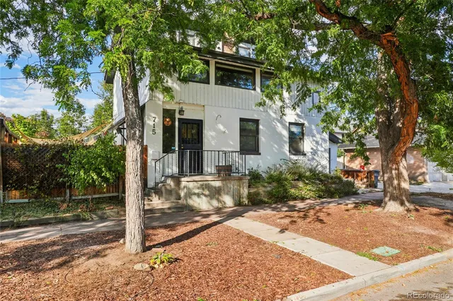a view of a house with backyard