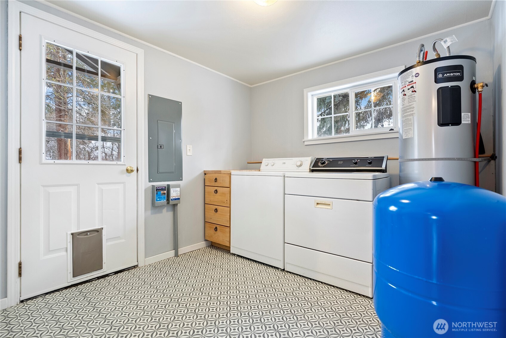 146 East Chewuch Road Winthrop, WA 98862 - Photo 26 of 38 a kitchen with a refrigerator stove and sink