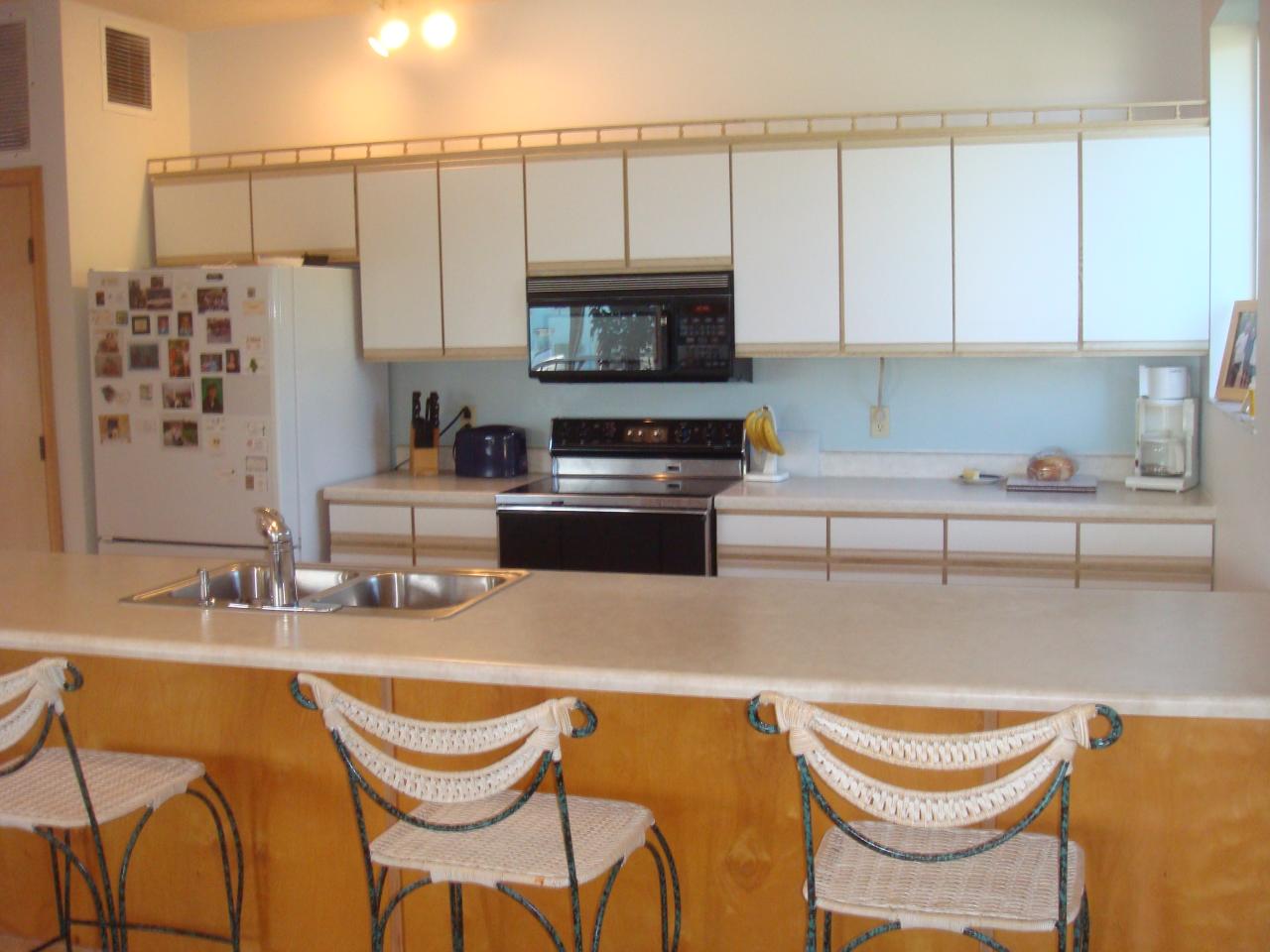 405 3rd Street Key Largo, FL 33037 - Photo 6 of 15 Large Open Kitchen with Bar