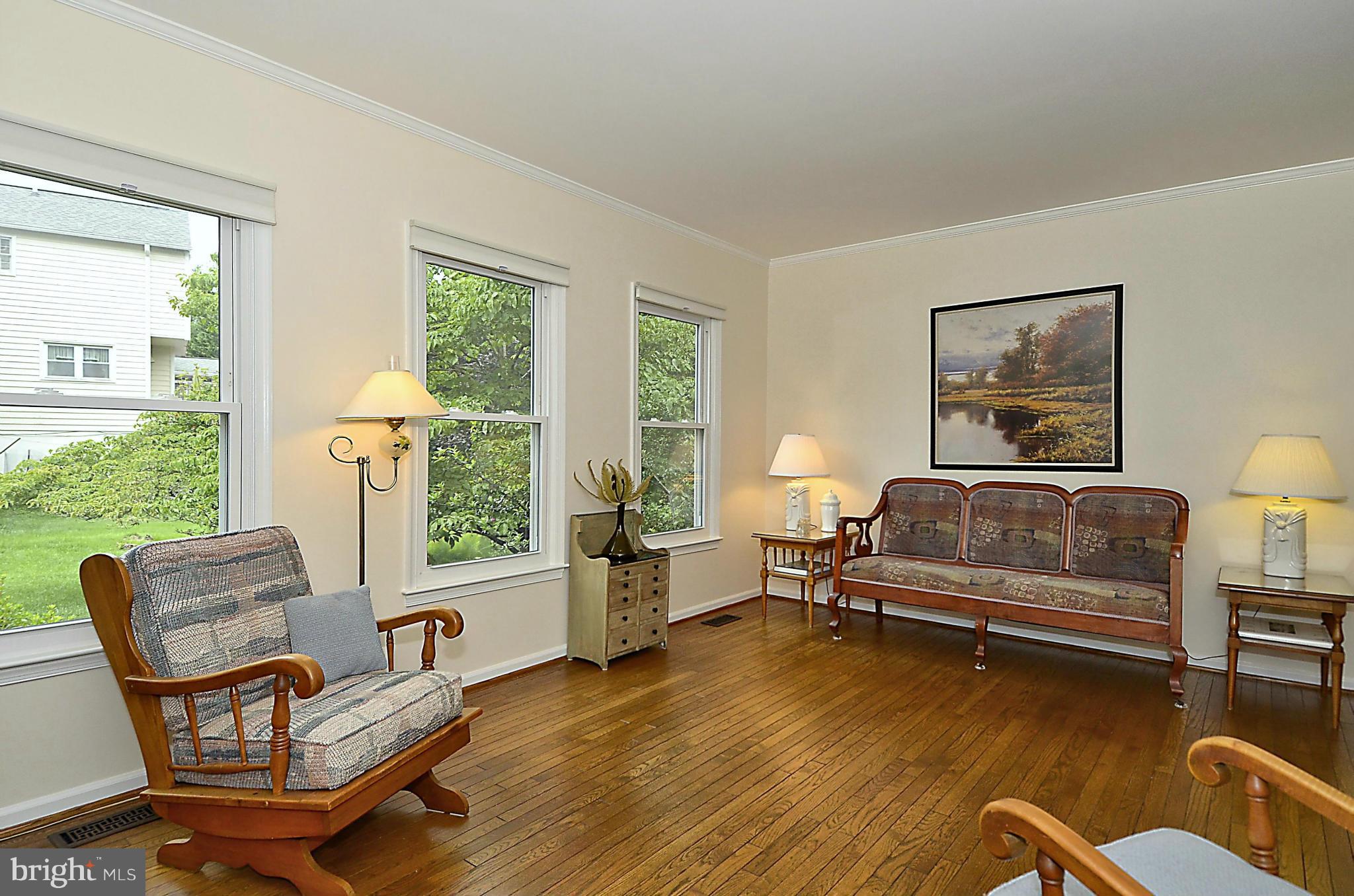 500 Ridgewell Way Silver Spring, MD 20902 - Photo 6 of 30 Living Room