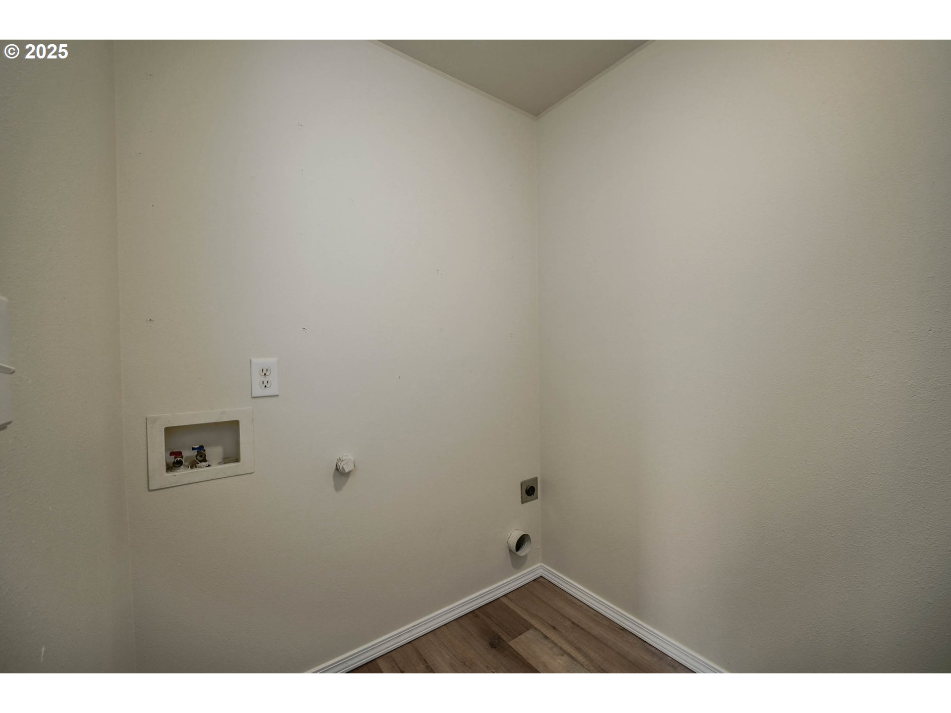 1033 E Street Independence, OR 97351 - Photo 27 of 36 a view of small space