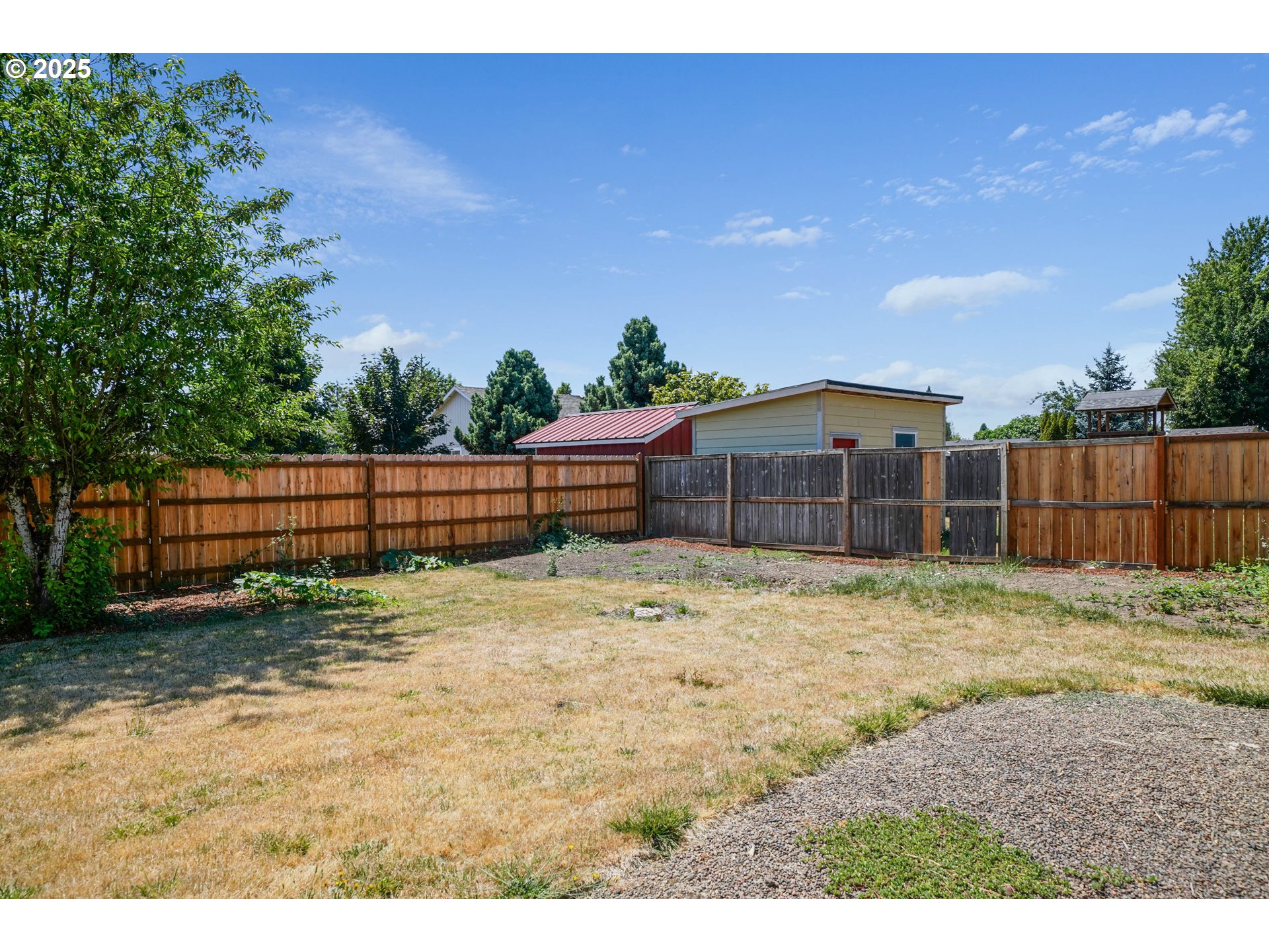 1033 E Street Independence, OR 97351 - Photo 31 of 36 a backyard of a house