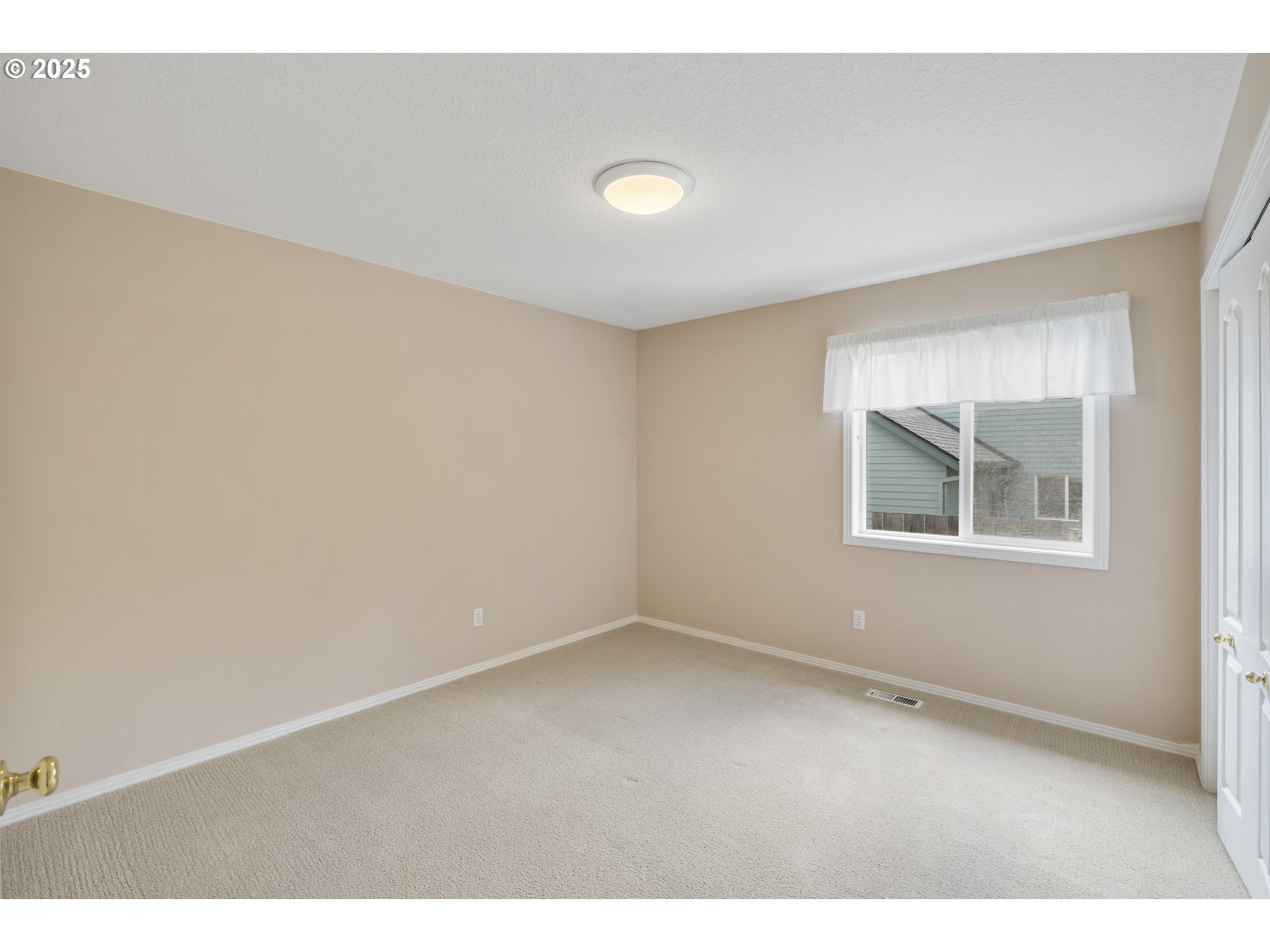 28519 Southwest Cascade Loop Wilsonville, OR 97070 - Photo 26 of 38 an empty room with a window