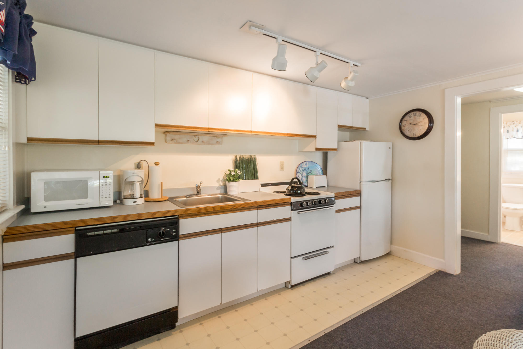 20 Peases Point Way, Unit 7A Edgartown, MA 02539 - Photo 3 of 10 Edgartown Commons #7 (3 of 6)