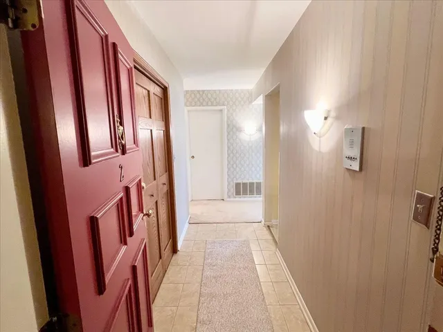 $215,000 | 511 Coventry Lane, Unit 2, Crystal Lake, IL 60014