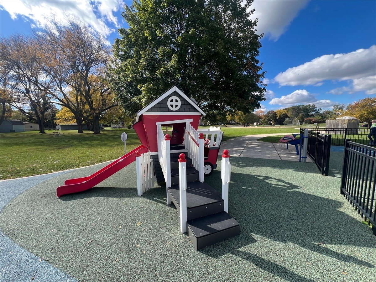 511 Coventry Lane, Unit 2 Crystal Lake, IL 60014 - Photo 26 of 40 a view of a park with slide