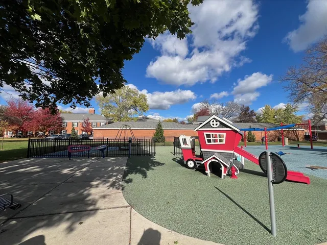 $215,000 | 511 Coventry Lane, Unit 2, Crystal Lake, IL 60014