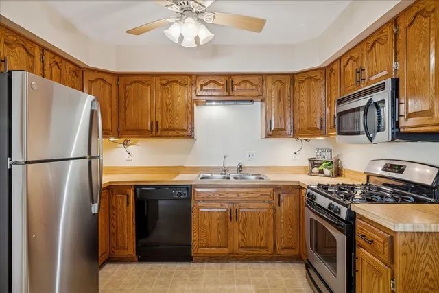 $215,000 | 511 Coventry Lane, Unit 2, Crystal Lake, IL 60014