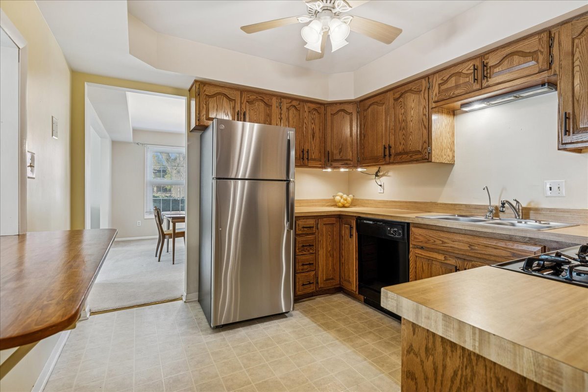 511 Coventry Lane, Unit 2 Crystal Lake, IL 60014 - Photo 4 of 40 a kitchen with kitchen island a sink appliances and cabinets