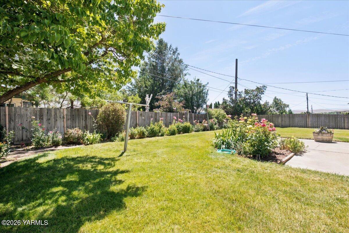 111 Sunset Way Zillah, WA 98953 - Photo 40 of 44 Back yard