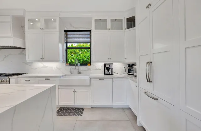 a view of a livingroom with furniture and a ceiling fan