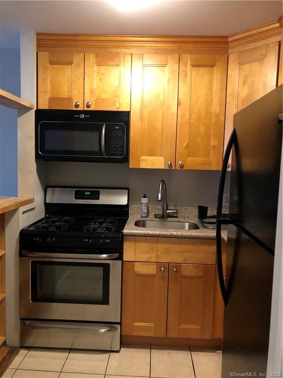 5 year old kitchen with self cleaning oven, microwave,granite counter