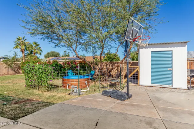 a view of a backyard