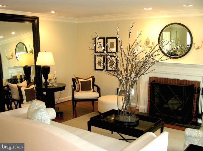 7216 Churchill Road McLean, VA 22101 - Photo 5 of 26 Living Room