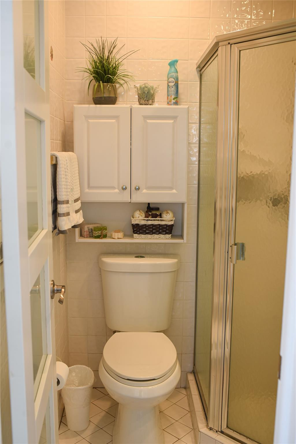 20932 Sedgewick Drive, Unit 400 Boca Raton, FL 33433 - Photo 24 of 34 a bathroom with a toilet a sink and shower