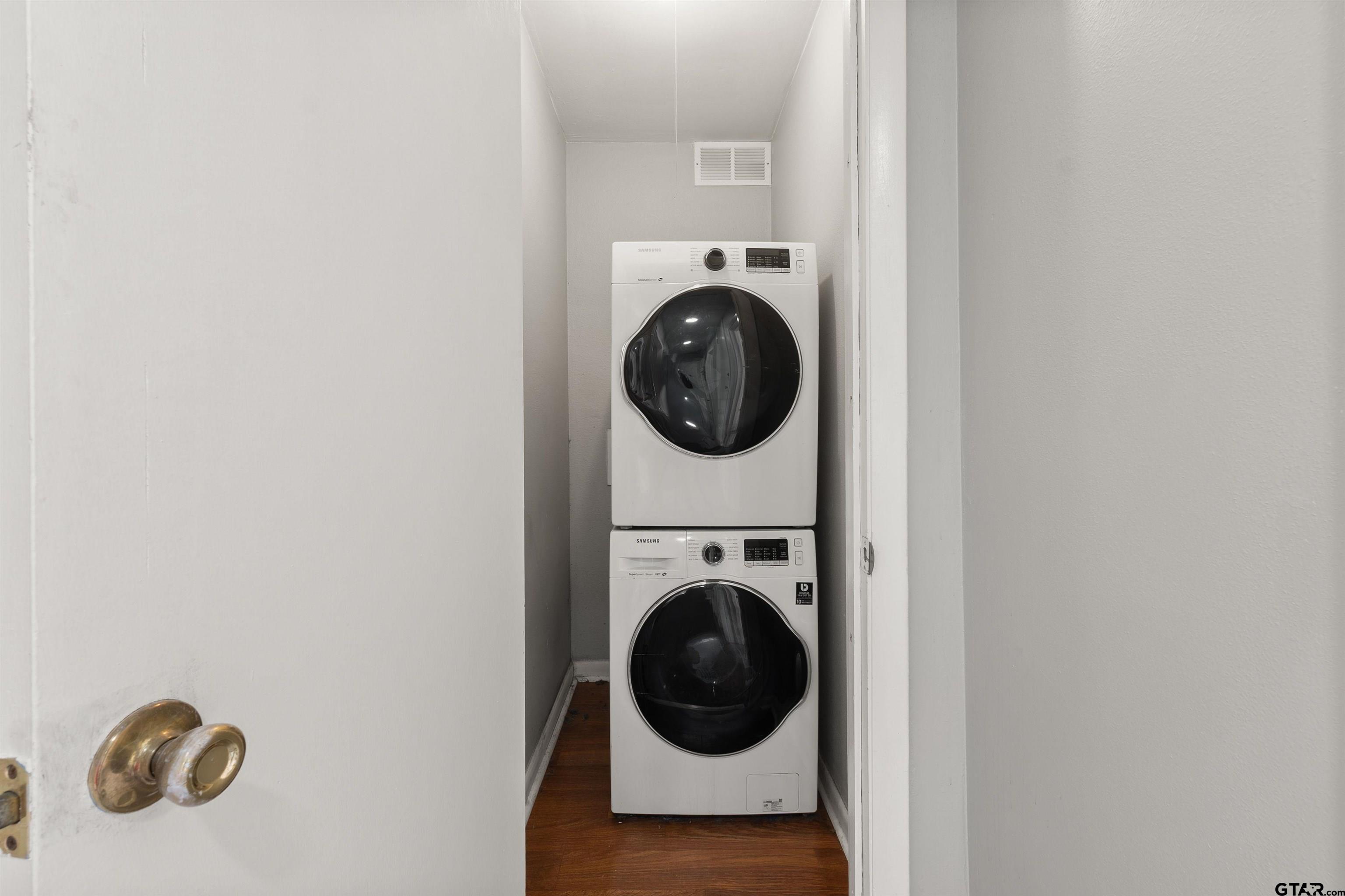 910 West Vance Street Tyler, TX 75702 - Photo 11 of 26 a utility room with dryer and washer