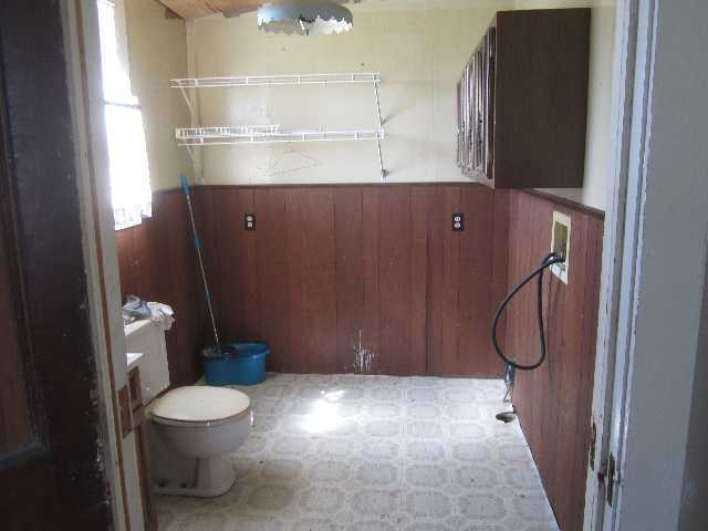 3183 East 1760 North Road Sheldon, IL 60966 - Photo 6 of 15 a bathroom with a toilet and a shower
