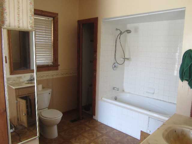 3183 East 1760 North Road Sheldon, IL 60966 - Photo 9 of 15 a bathroom with a toilet and shower