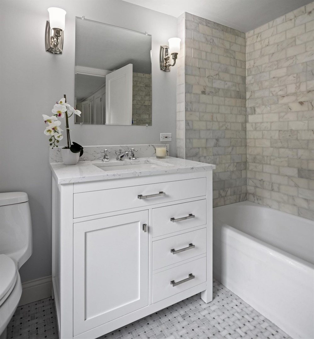 62 Woodley Road Winnetka, IL 60093 - Photo 30 of 43 a bathroom with a sink a toilet and bathtub
