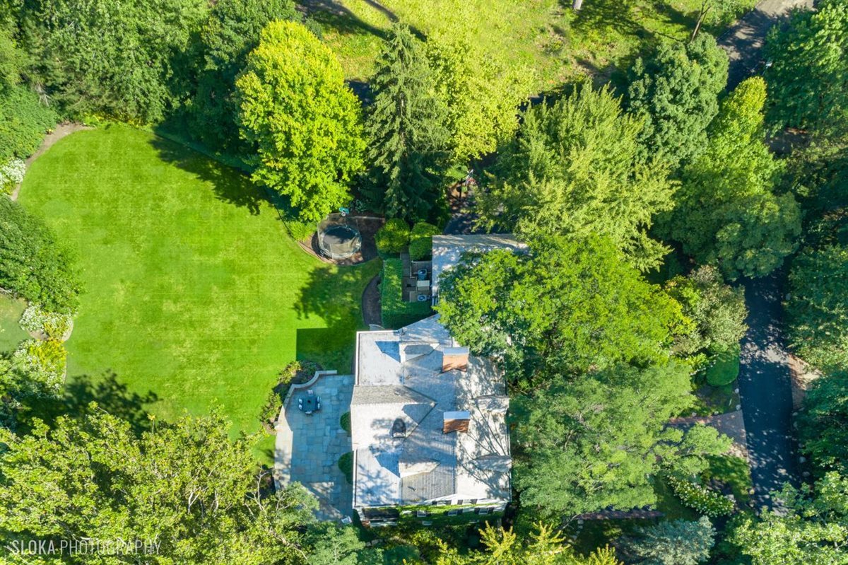 62 Woodley Road Winnetka, IL 60093 - Photo 42 of 43 an aerial view of a house with a yard