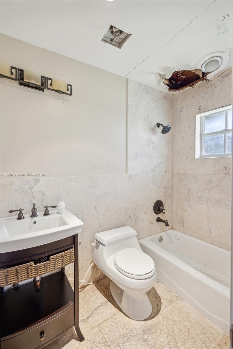 10240 Southwest 124th Street Miami, FL 33176 - Photo 74 of 81 a bathroom with a sink a toilet and a bathtub