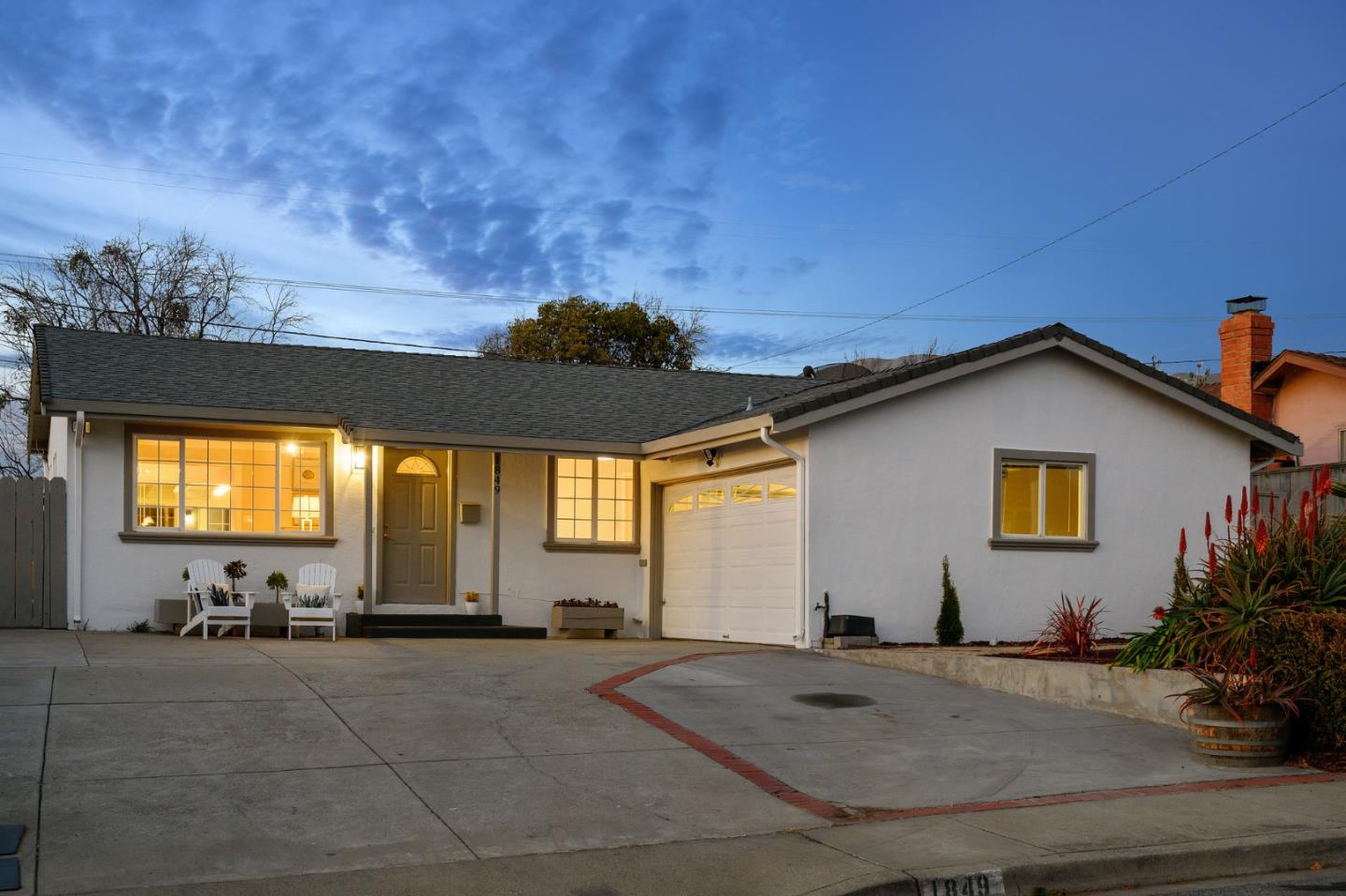 a view of a house with a yard