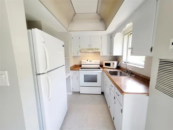 $1,700 | 2120 Northeast 41st Street, Unit C, Lighthouse Point, FL 33064