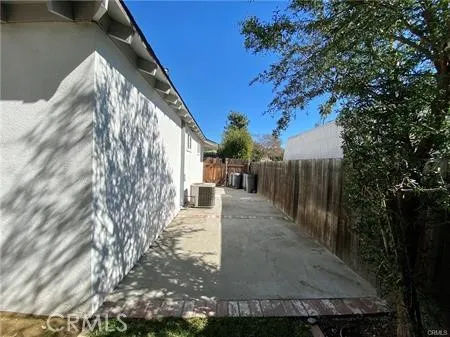 a view of a house with backyard and trees