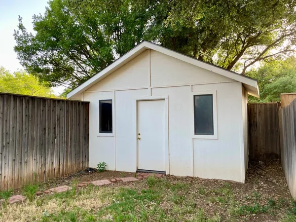 $2,100 | 7616 Utica Avenue, Lubbock, TX 79424