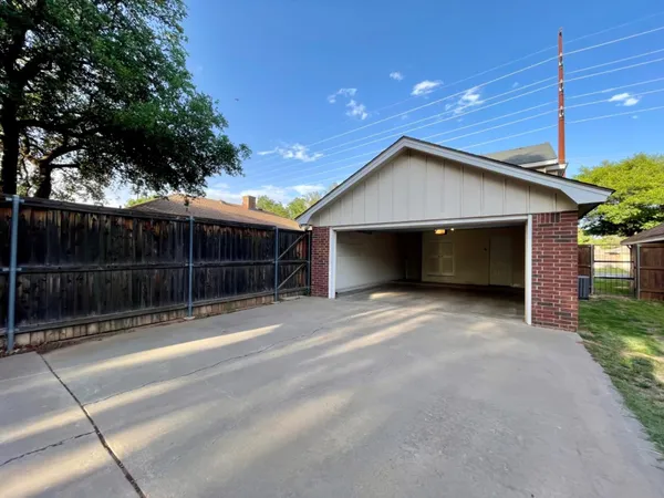 $2,100 | 7616 Utica Avenue, Lubbock, TX 79424