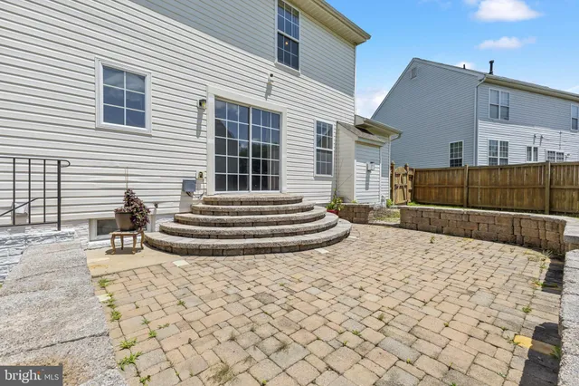 a view of a house with backyard and porch