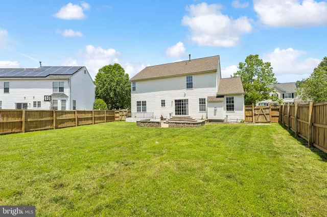 a view of a house with backyard