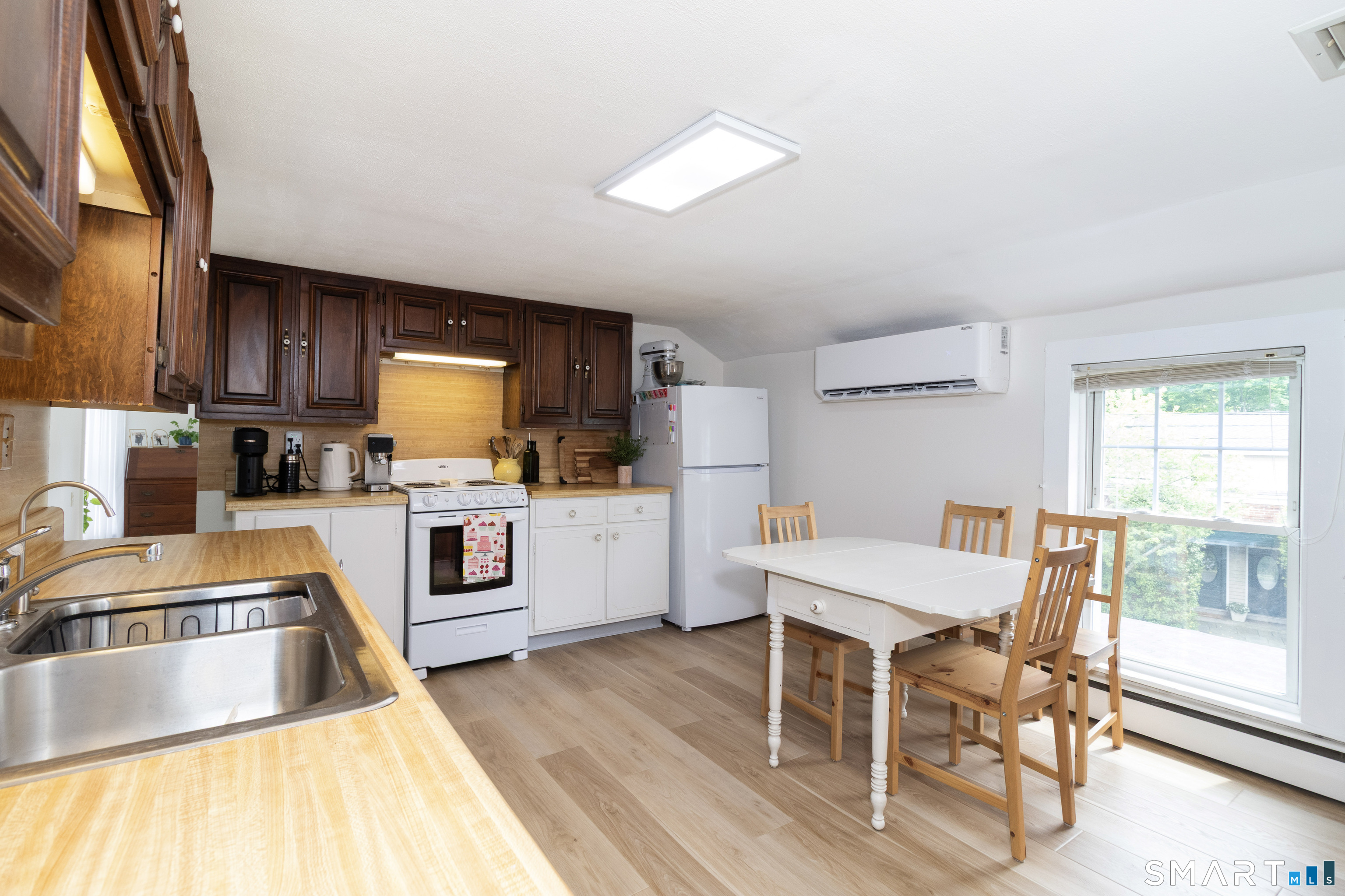 208 Boston Street Guilford, CT 06437 - Photo 8 of 37