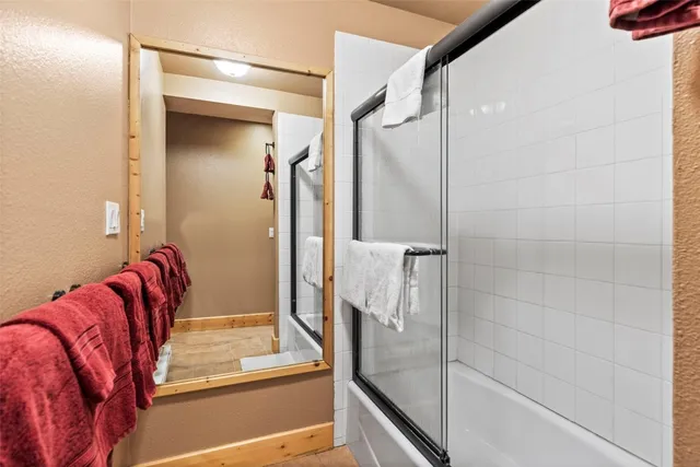 a view of a house with backyard and trees