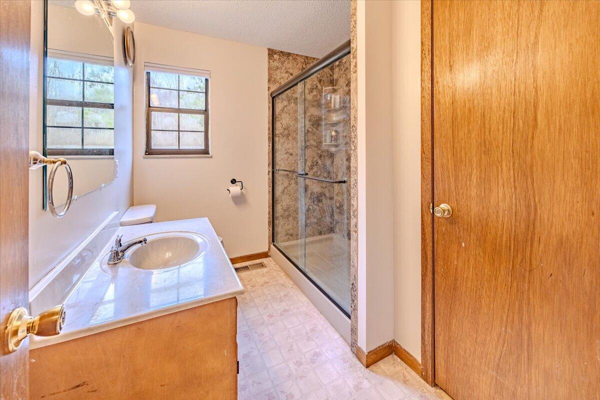 149 Greenbriar Road Sweetwater, TN 37874 - Photo 22 of 32 22-Bathroom Upstairs