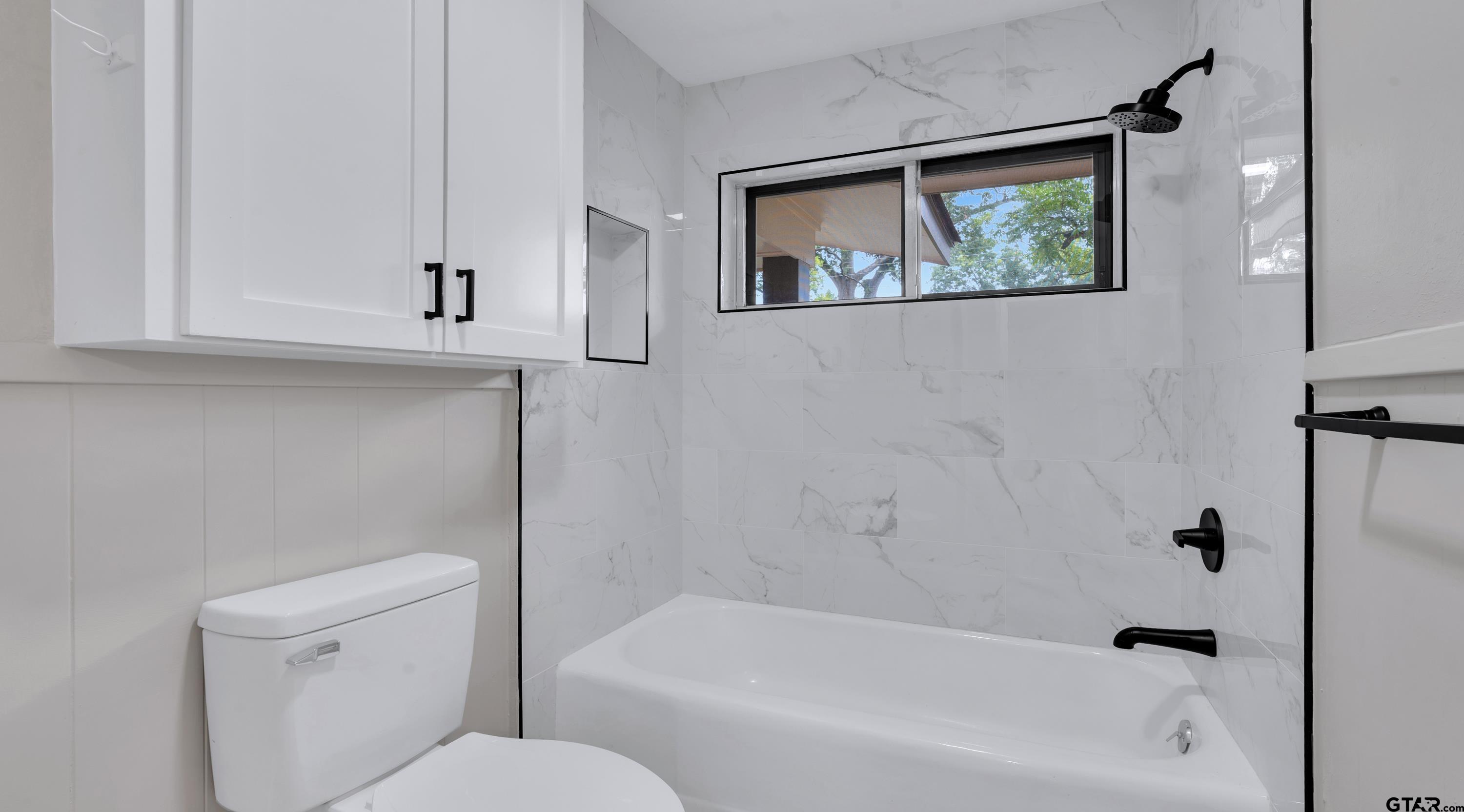 12813 Sunset Drive Tyler, TX 75704 - Photo 18 of 34 a bathroom with a toilet a sink and bathtub