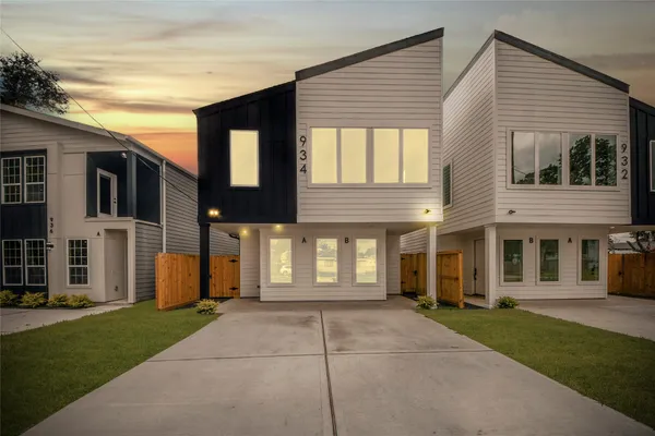 $469,900 | 934 South Lane, Unit AB, Houston, TX 77088