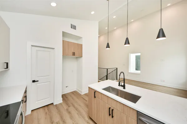 $469,900 | 934 South Lane, Unit AB, Houston, TX 77088
