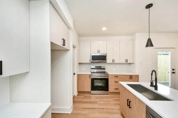 $469,900 | 934 South Lane, Unit AB, Houston, TX 77088