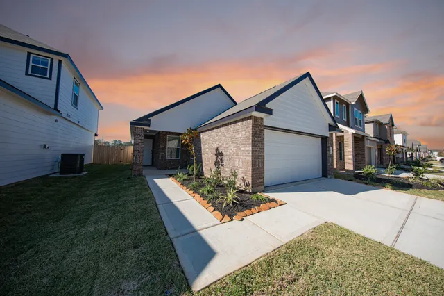 a view of a house with backyard and garden