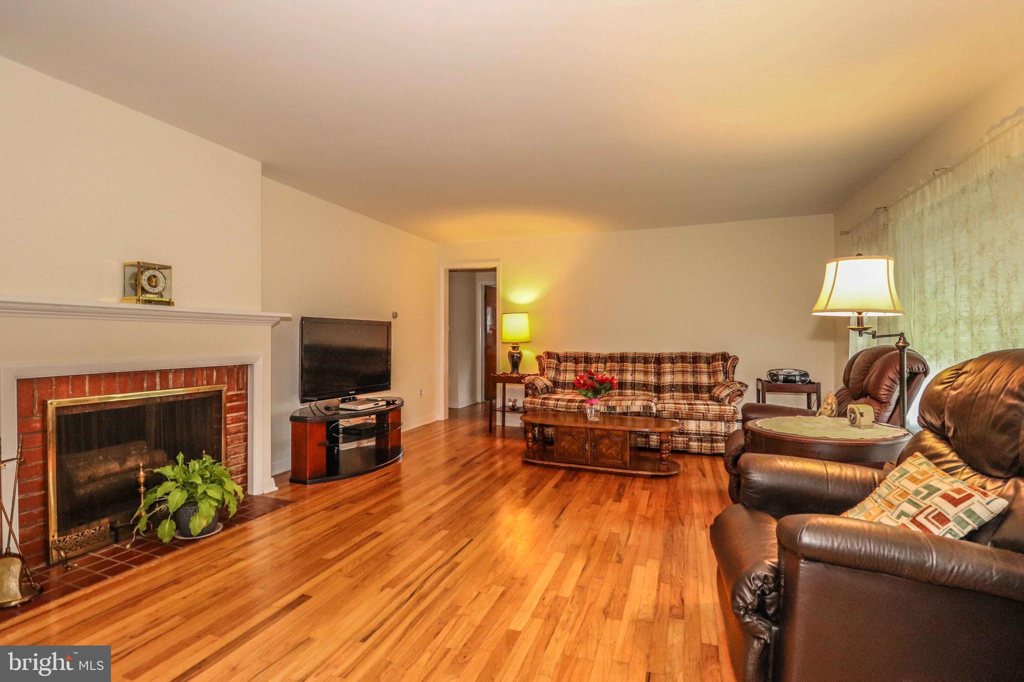 25 Burd Road Pennington, NJ 08534 - Photo 4 of 15 Spacious Living Room with picture window.